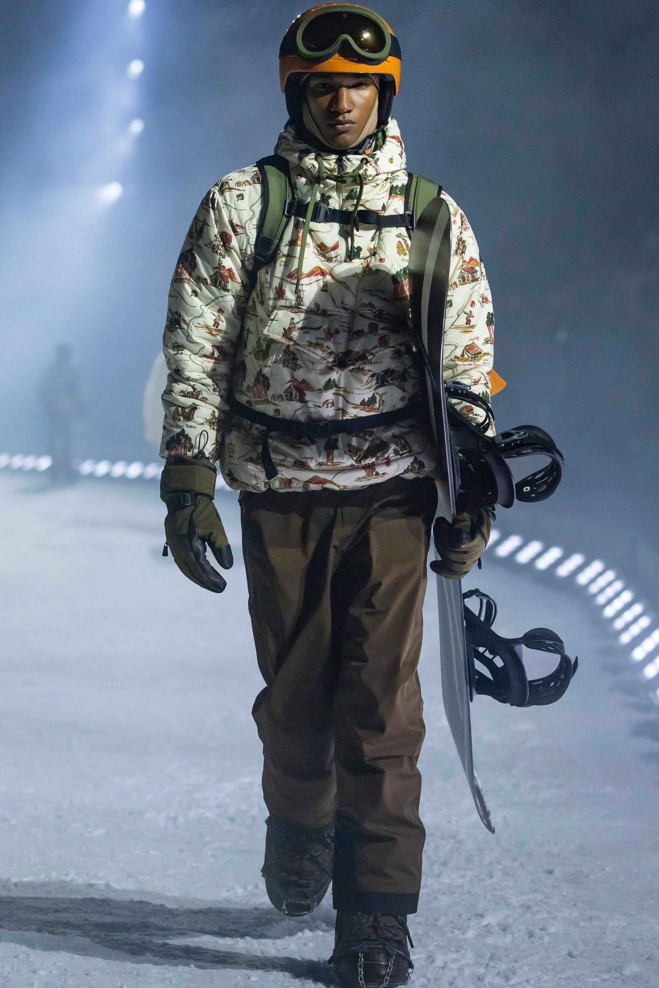 Moncler Grenoble将高山滑雪机能与都市冒险精神融合，羽绒、功能外壳与皮草细节交织出极寒环境下的时装表达，在冰雪跑道上释放硬核奢华-顽石频道趋势研究